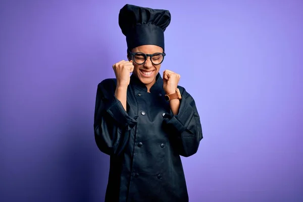 Jovem Chef Americano Africano Menina Vestindo Uniforme Fogão Chapéu Sobre — Fotografia de Stock