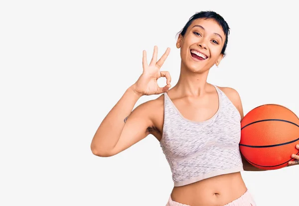 Junge Frau Mit Basketballkorb Macht Zeichen Mit Den Fingern Lächelt — Stockfoto