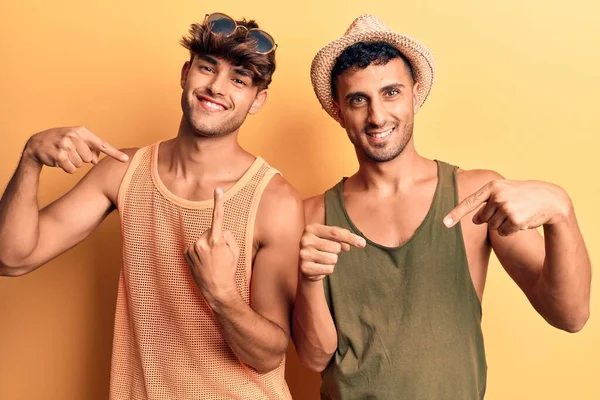Jovem Gay Casal Vestindo Verão Roupas Olhando Confiante Com Sorriso — Fotografia de Stock