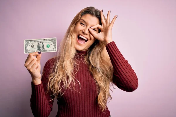 Ung Vacker Blond Kvinna Som Håller Dollar Sedel Över Isolerade — Stockfoto