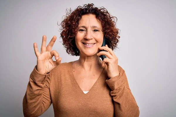 Orta Yaşlı Kıvırcık Kadın Beyaz Arka Planda Akıllı Telefondan Konuşuyor — Stok fotoğraf