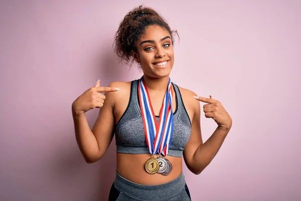 Jovem Menina Esportiva Afro Americana Fazendo Esporte Ganhando Medalhas Sobre — Fotografia de Stock