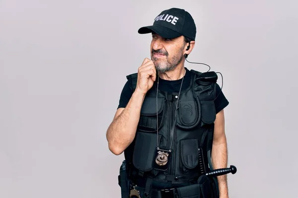 Policjant Średnim Wieku Mundurze Policyjnym Kamizelce Kuloodpornej Białym Tle Myślący — Zdjęcie stockowe