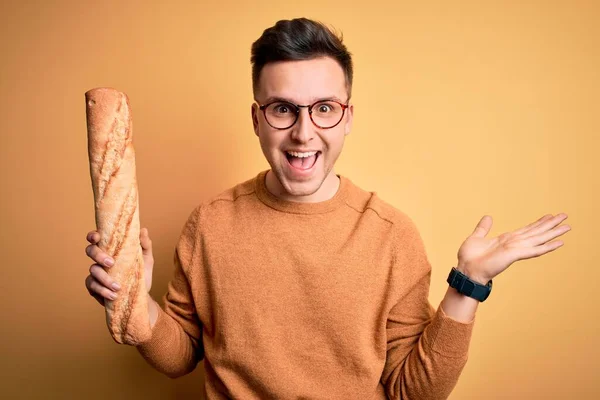 Joven Hombre Caucásico Guapo Con Gafas Sosteniendo Una Baguette Fresca —  Fotos de Stock