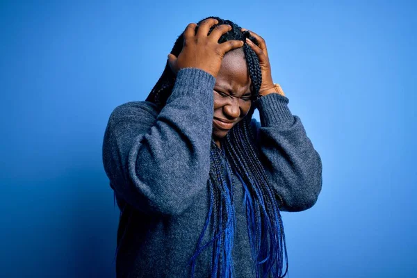 Африканский Американец Плюс Размер Женщины Косичками Носить Случайный Свитер Синем — стоковое фото