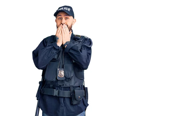Mladý Pohledný Muž Policejní Uniformě Směje Rozpačitě Hihňá Zakrývá Ústa — Stock fotografie