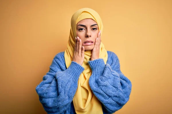 年轻美丽的黑发穆斯林女子 头戴阿拉伯头巾 头戴黄色带 头戴黄色带 头戴疲惫的手 满脸愁容 忧郁和忧伤 心烦意乱 焦躁不安 — 图库照片
