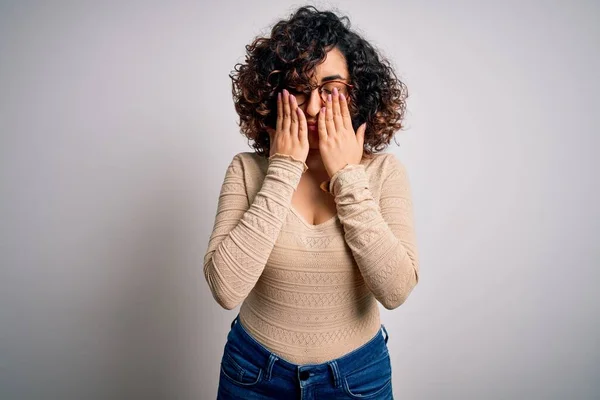 Ung Vacker Lockig Arabiska Kvinna Bär Casual Shirt Och Glasögon — Stockfoto