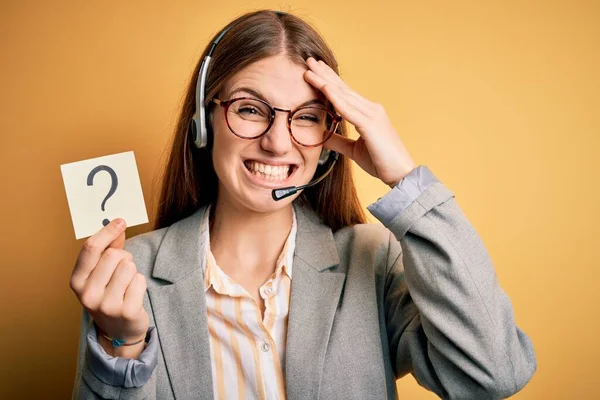 Junge Rothaarige Callcenter Agentin Mit Kopfhörer Die Fragezeichen Der Hand — Stockfoto