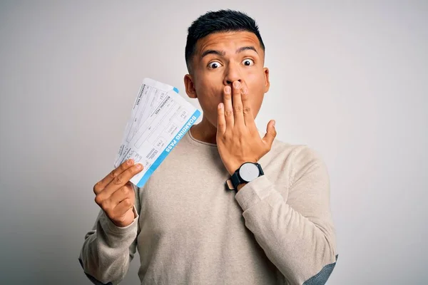 Joven Guapo Turista Latino Vacaciones Con Tarjeta Embarque Aerolínea Cubierta — Foto de Stock