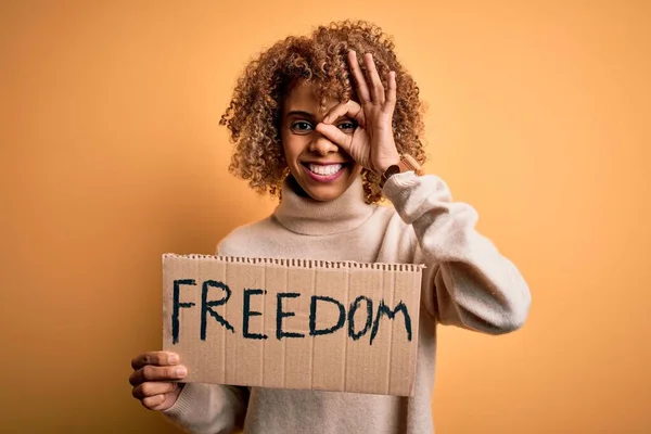 Africano Americano Ativista Mulher Pedindo Liberdade Segurando Banner Com Mensagem — Fotografia de Stock