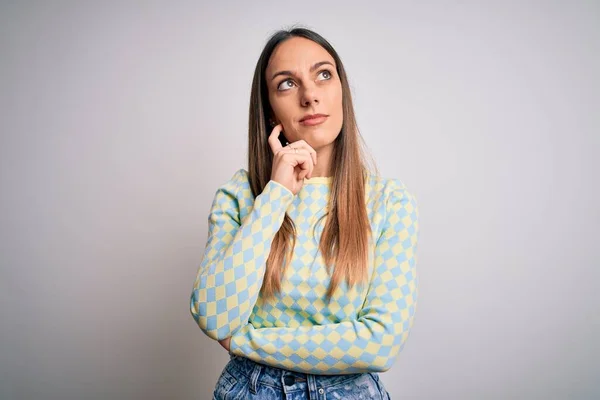 Giovane Bella Donna Bionda Con Gli Occhi Azzurri Piedi Sfondo — Foto Stock