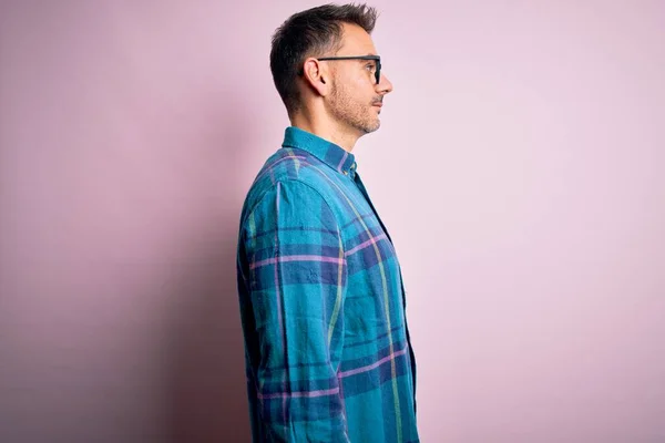 Homem Bonito Jovem Vestindo Camisa Casual Óculos Sobre Fundo Rosa — Fotografia de Stock