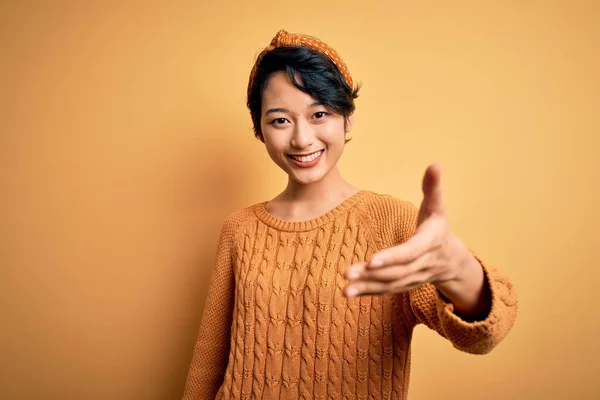 Jovem Bela Menina Asiática Vestindo Camisola Casual Diadema Sobre Fundo — Fotografia de Stock