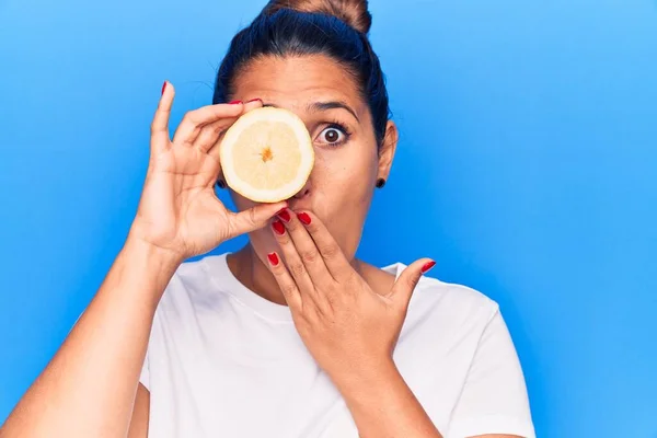 Mladá Krásná Brunetka Drží Plátek Citronu Zakrývající Ústa Rukou Šokovaná — Stock fotografie