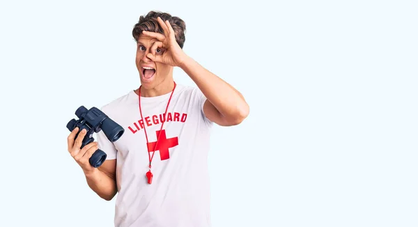 Joven Hombre Guapo Vistiendo Camiseta Salvavidas Usando Prismáticos Sonriendo Feliz — Foto de Stock