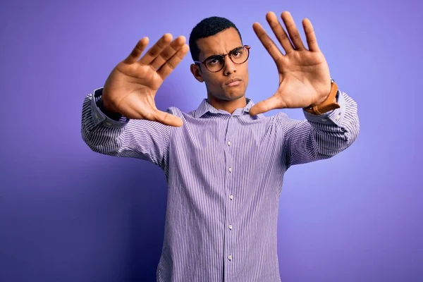 줄무늬 셔츠와 안경을 착용하고 보라색 위에서 손바닥 손가락을 사용하여 프레임 — 스톡 사진