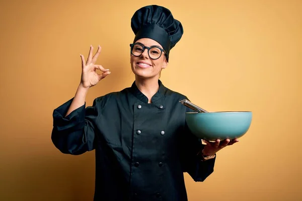 Jovem Bela Mulher Chef Morena Vestindo Uniforme Fogão Chapéu Segurando — Fotografia de Stock