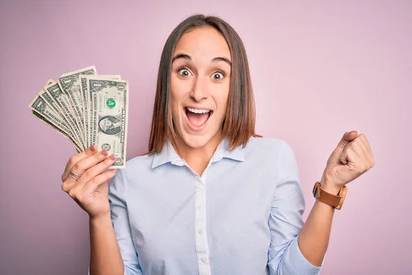 Jovem Bela Mulher Segurando Monte Notas Dólares Sobre Fundo Rosa — Fotografia de Stock