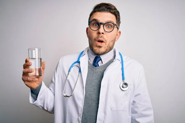 Jonge Dokter Man Met Een Medische Jas Met Een Glas — Stockfoto
