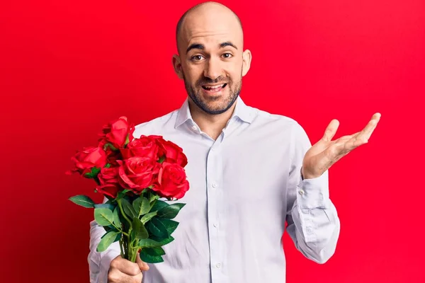 Mladý Hezký Plešatý Muž Držící Kytici Červených Květin Slaví Úspěch — Stock fotografie