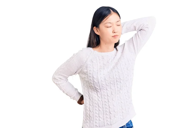 年轻美丽的中国女人穿着休闲装 颈部疼痛 手摸脖子 肌肉疼痛 — 图库照片