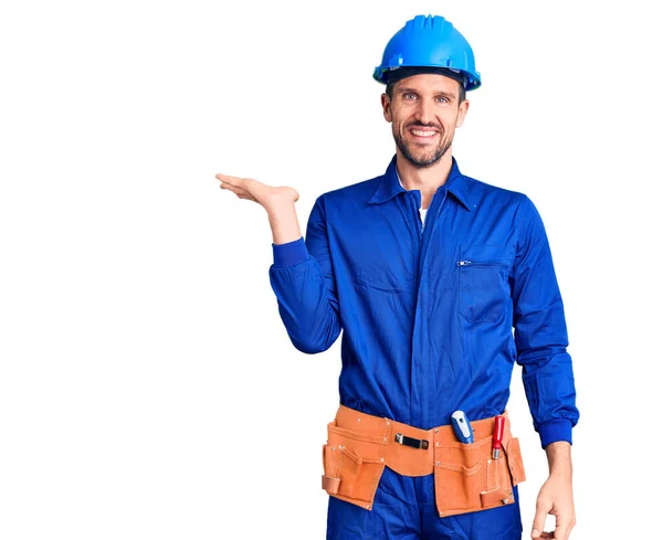 Jovem Homem Bonito Vestindo Uniforme Trabalhador Chapéu Duro Sorrindo Alegre — Fotografia de Stock