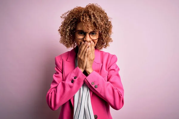 Jovem Empresária Afro Americana Vestindo Óculos Sobre Fundo Rosa Rindo — Fotografia de Stock