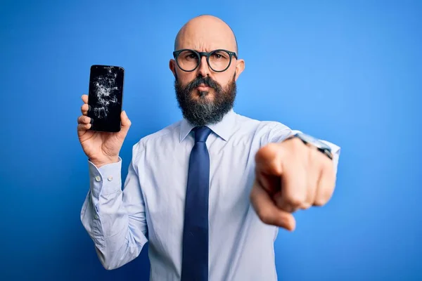 Snygg Skallig Affärsman Med Skägg Håller Bruten Smartphone Visar Sprucken — Stockfoto