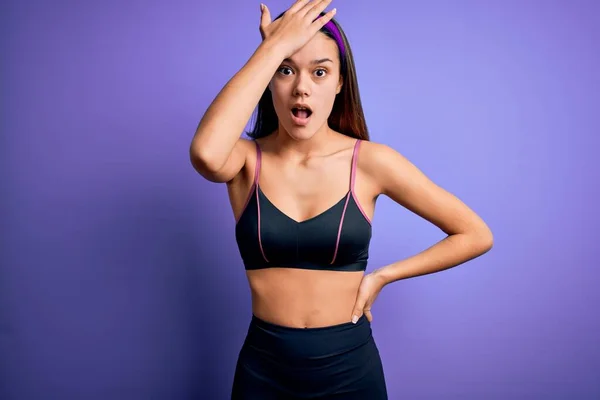 Jovem Bela Menina Esportiva Fazendo Esporte Vestindo Sportswear Sobre Fundo — Fotografia de Stock