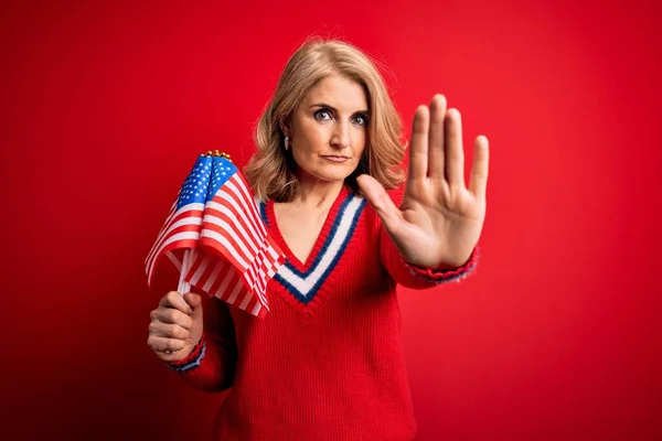 Mujer Patriótica Rubia Mediana Edad Sosteniendo Banderas Estados Unidos Celebrando — Foto de Stock