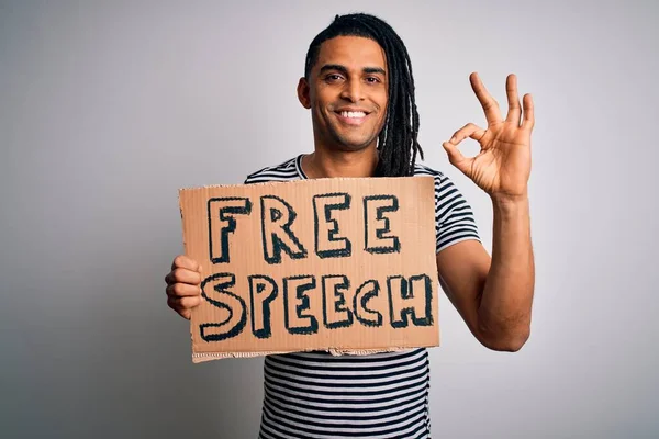 Jovem Afro Americano Com Dreadlocks Segurando Banner Com Protesto Mensagem — Fotografia de Stock