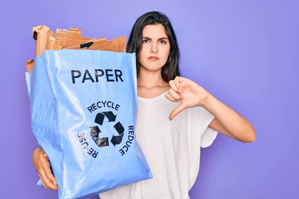 Jovem Mulher Bonita Segurando Reciclar Saco Papelão Reciclagem Contêiner Para — Fotografia de Stock