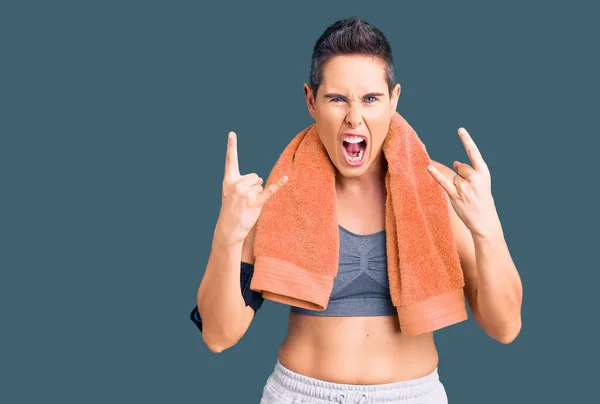 Junge Frau Mit Kurzen Haaren Sportbekleidung Und Handtuch Mit Smartphone — Stockfoto