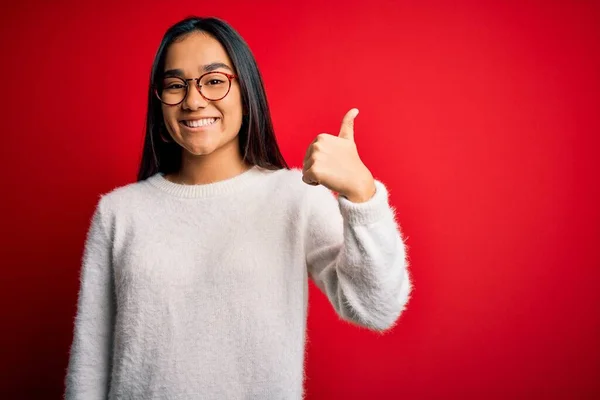 Joven Hermosa Mujer Asiática Vistiendo Suéter Casual Gafas Sobre Fondo —  Fotos de Stock