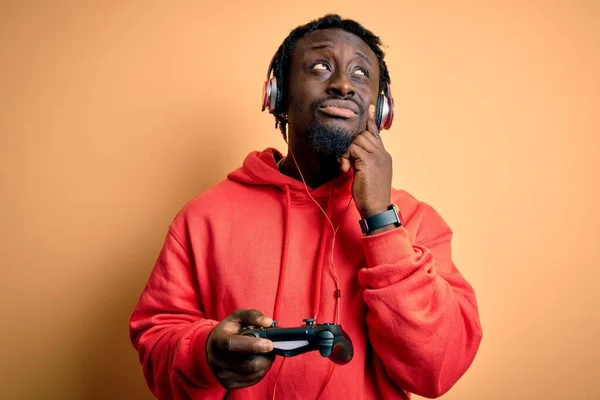 Genç Afro Amerikan Oyuncu Video Oyunu Oynuyor Joystick Kulaklık Kullanıyor — Stok fotoğraf