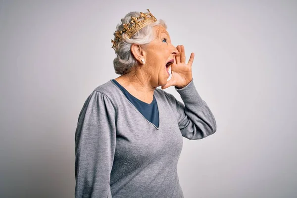 Ältere Schöne Grauhaarige Frau Trägt Goldene Königskrone Über Weißem Hintergrund — Stockfoto