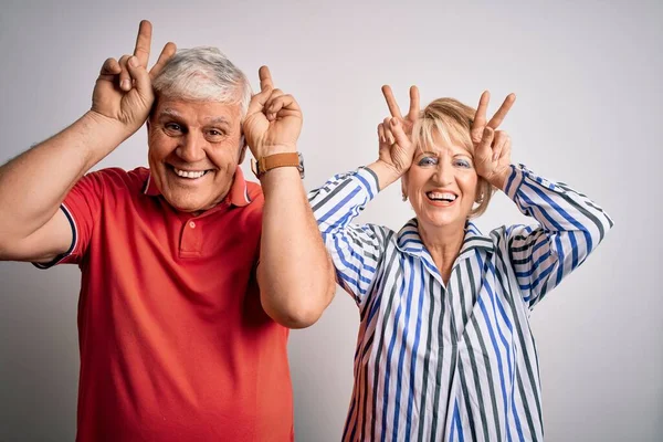 Sénior Belo Casal Juntos Sobre Fundo Branco Isolado Posando Engraçado — Fotografia de Stock