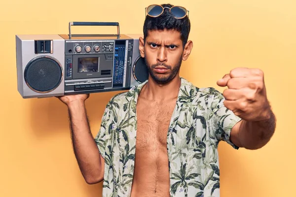 Jovem Latino Vestindo Camisa Verão Segurando Boombox Irritado Frustrado Gritando — Fotografia de Stock