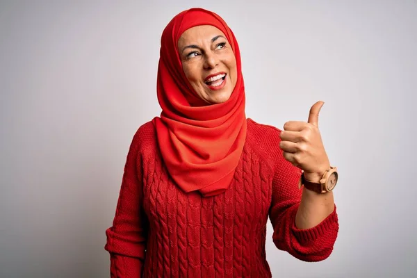 Brünette Frau Mittleren Alters Trägt Traditionellen Muslimischen Hijab Über Isoliertem — Stockfoto