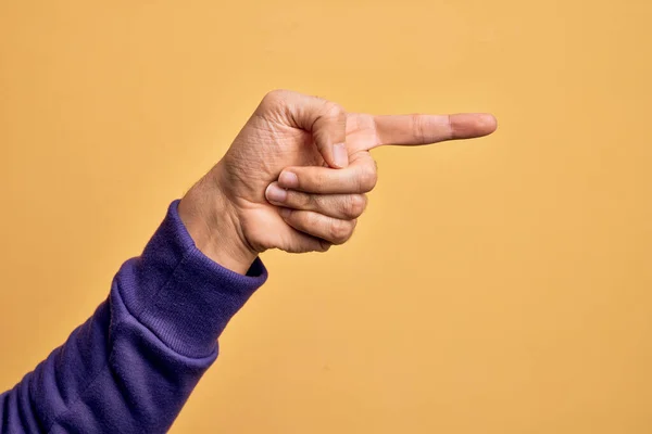 Mano Joven Caucásico Mostrando Los Dedos Sobre Fondo Amarillo Aislado —  Fotos de Stock