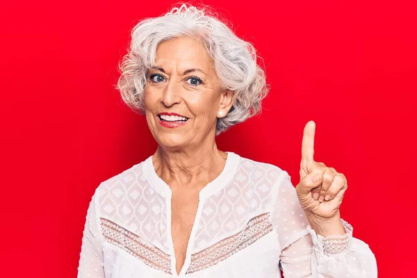 Senior Grauhaarige Frau Lässiger Kleidung Lächelt Mit Einer Idee Oder — Stockfoto