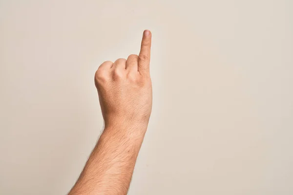 白人年轻人的手伸出来 伸出来的手指在孤立的白色背景上显示出小指作为承诺的小指 — 图库照片