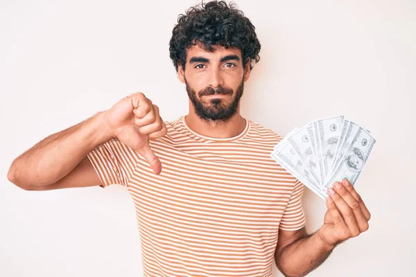 Schöner Junger Mann Mit Lockigem Haar Und Bär Der Geldbeutel — Stockfoto