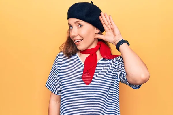 Jeune Belle Femme Blonde Vêtue Mode Française Avec Écharpe Béret — Photo