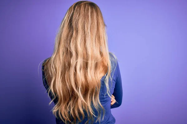 Jovem Mulher Loira Bonita Vestindo Shirt Casual Sobre Fundo Roxo — Fotografia de Stock