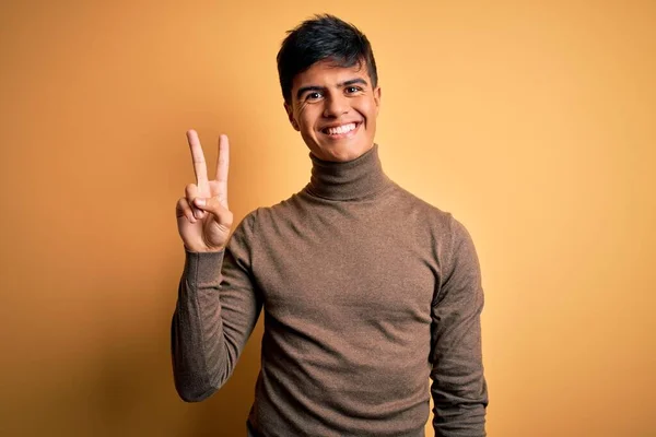 Jovem Homem Bonito Vestindo Camisola Gola Alta Casual Sobre Fundo — Fotografia de Stock