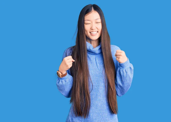 Jovem Mulher Chinesa Bonita Vestindo Camisola Gola Alta Casual Animado — Fotografia de Stock