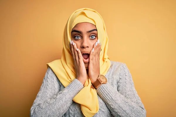 Молода Африканська Дівчина Муслімному Хіджабі Жовтому Фоні Налякана Шокована Здивована — стокове фото