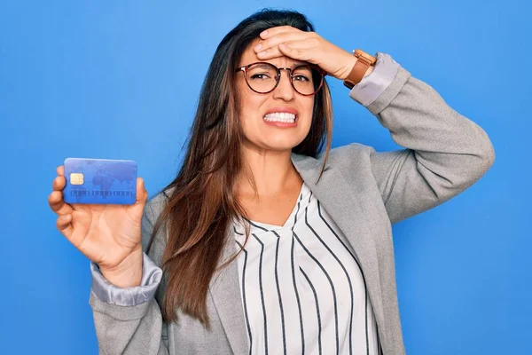 Mulher Negócios Hispânica Jovem Segurando Cartão Crédito Sobre Fundo Isolado — Fotografia de Stock